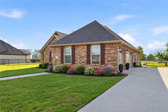 18397 Astor Drive, Fayetteville, AR 72704