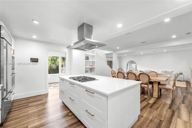 5236 Pine Tree Dr, Miami Beach, FL 33140
