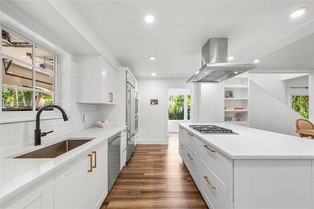 5236 Pine Tree Dr, Miami Beach, FL 33140