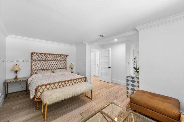 5236 Pine Tree Dr, Miami Beach, FL 33140