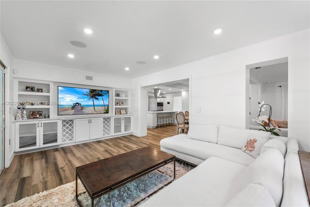 5236 Pine Tree Dr, Miami Beach, FL 33140