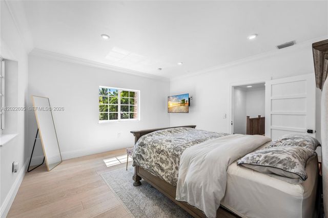 5236 Pine Tree Dr, Miami Beach, FL 33140