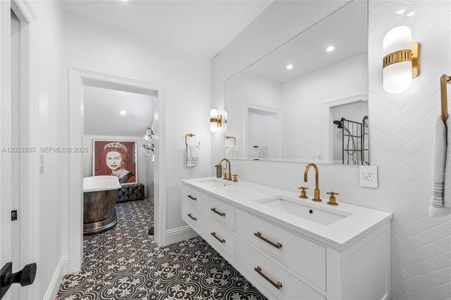 5236 Pine Tree Dr, Miami Beach, FL 33140
