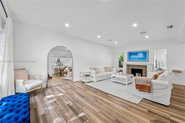 5236 Pine Tree Dr, Miami Beach, FL 33140