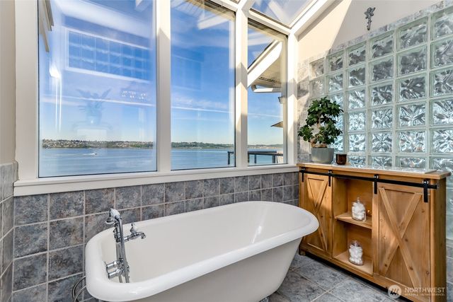 4806 Tok a Lou Avenue NE, Tacoma, WA 98422