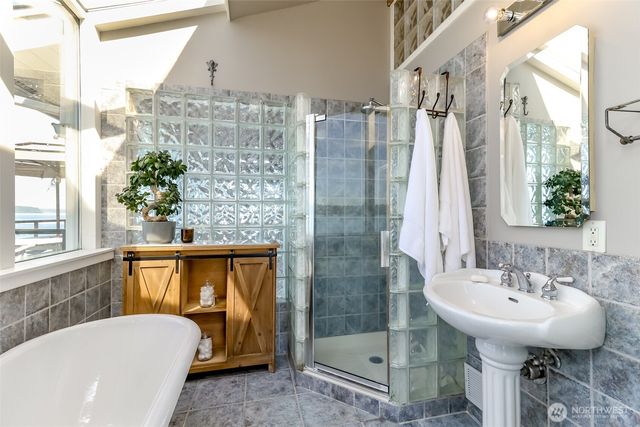 4806 Tok a Lou Avenue NE, Tacoma, WA 98422