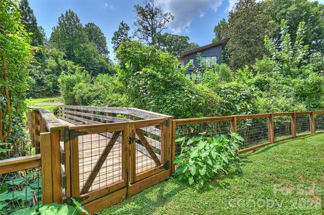 1611 Tippah Park Court, Charlotte, NC 28205