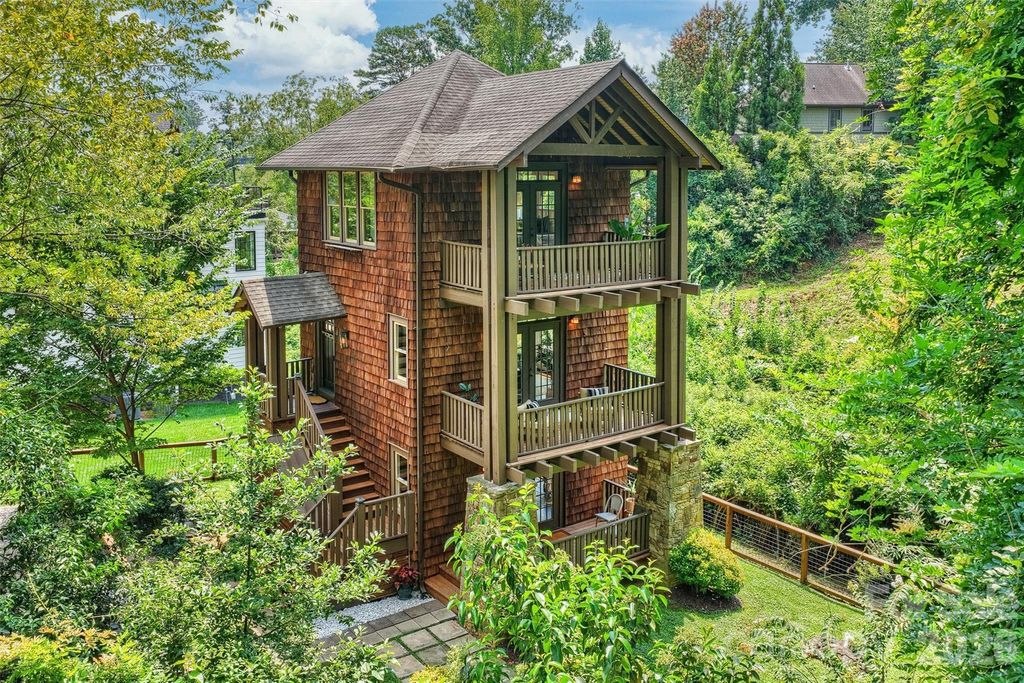 1611 Tippah Park Court, Charlotte, NC 28205