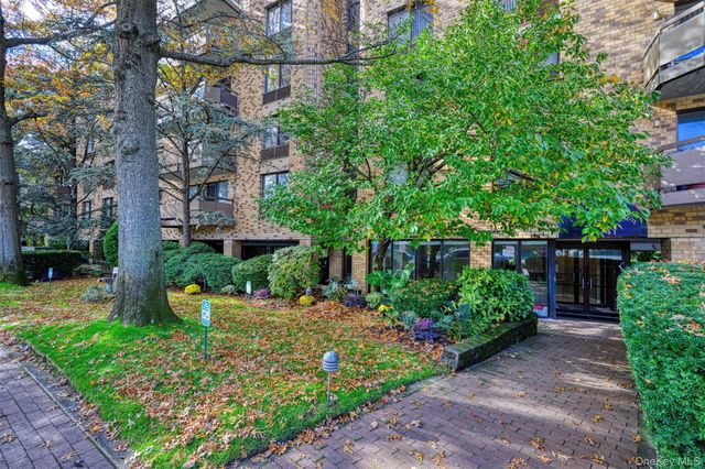 141 Great Neck Road 2G, Great Neck, NY 11021