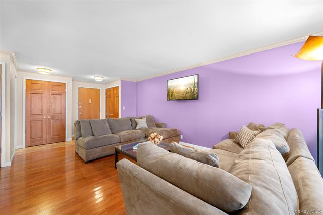 141 Great Neck Road 2G, Great Neck, NY 11021