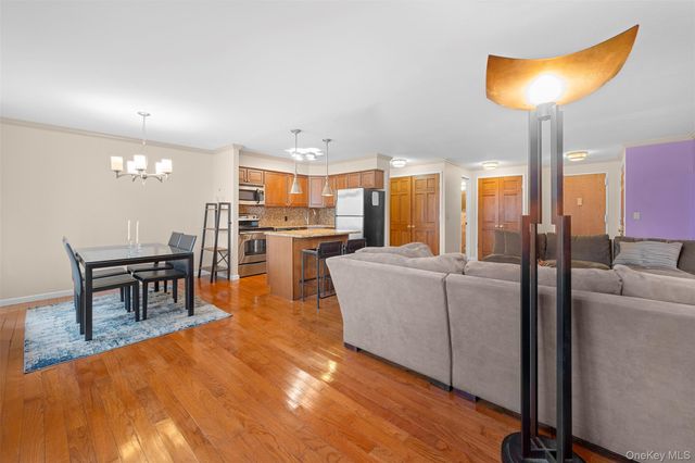 141 Great Neck Road 2G, Great Neck, NY 11021