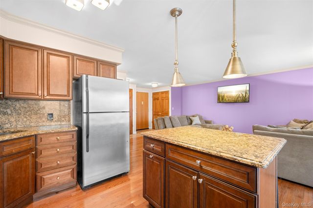 141 Great Neck Road 2G, Great Neck, NY 11021