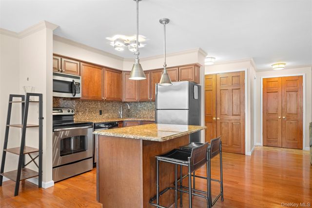 141 Great Neck Road 2G, Great Neck, NY 11021