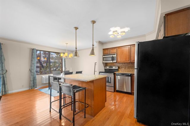 141 Great Neck Road 2G, Great Neck, NY 11021