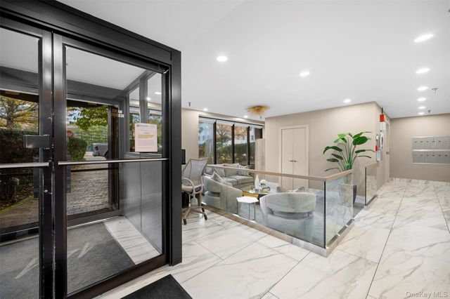 141 Great Neck Road 2G, Great Neck, NY 11021