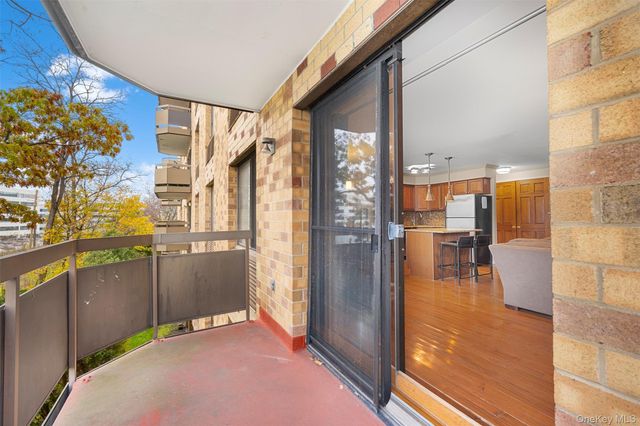 141 Great Neck Road 2G, Great Neck, NY 11021