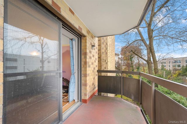 141 Great Neck Road 2G, Great Neck, NY 11021