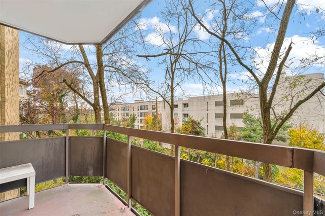 141 Great Neck Road 2G, Great Neck, NY 11021