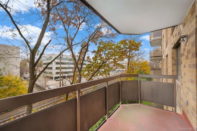 141 Great Neck Road 2G, Great Neck, NY 11021