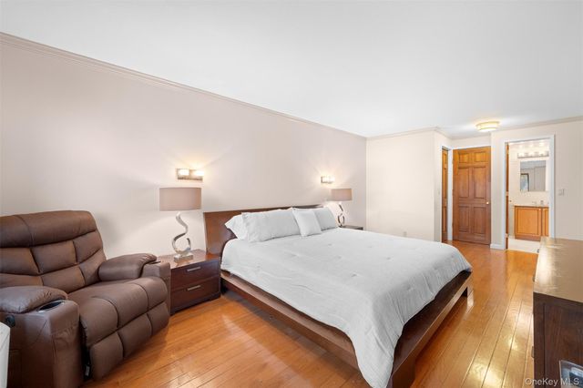 141 Great Neck Road 2G, Great Neck, NY 11021