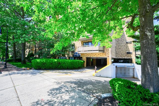 141 Great Neck Road 2G, Great Neck, NY 11021