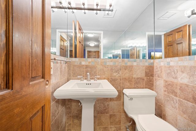 141 Great Neck Road 2G, Great Neck, NY 11021