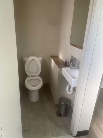 27333 Gratiot Avenue, Roseville, MI 48066