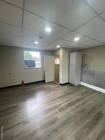 27333 Gratiot Avenue, Roseville, MI 48066