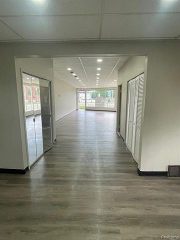 27333 Gratiot Avenue, Roseville, MI 48066