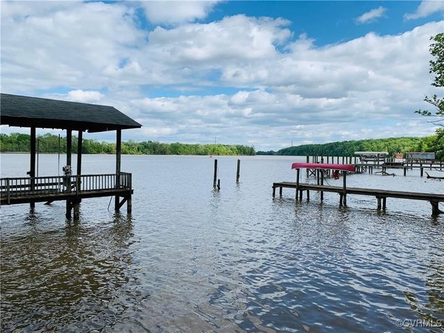 12100 Ganesh Ln, Chester, VA 23836
