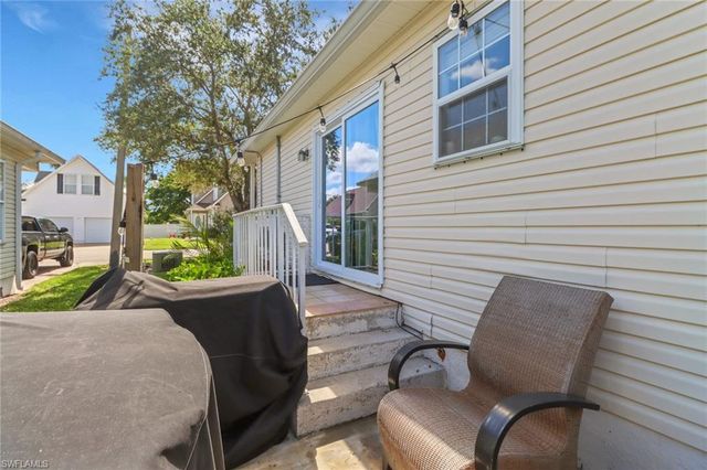 398 Leawood CIR, Naples, FL 34104