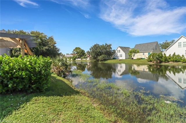 398 Leawood CIR, Naples, FL 34104