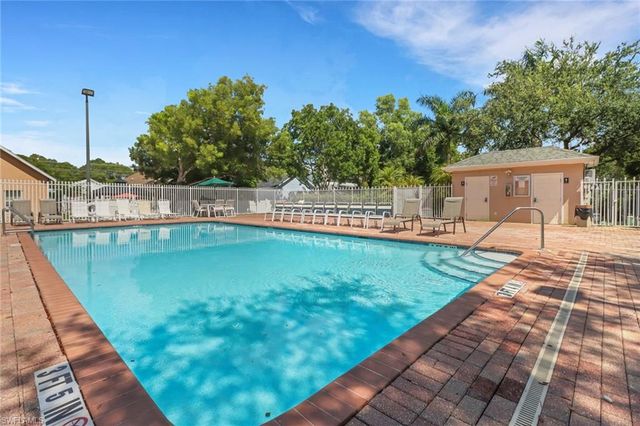 398 Leawood CIR, Naples, FL 34104