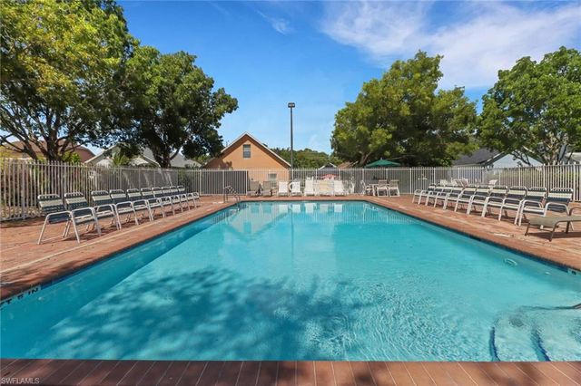 398 Leawood CIR, Naples, FL 34104