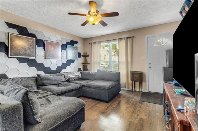 398 Leawood CIR, Naples, FL 34104