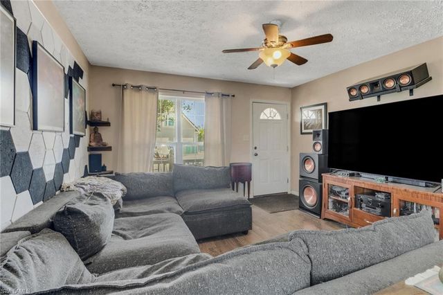 398 Leawood CIR, Naples, FL 34104