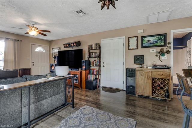 398 Leawood CIR, Naples, FL 34104