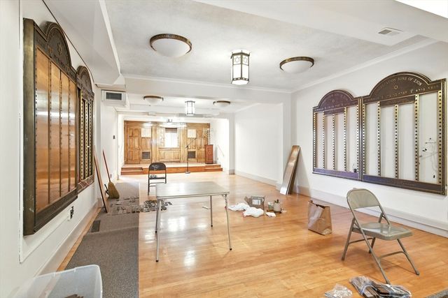 378 Maple St, Holyoke, MA 01040