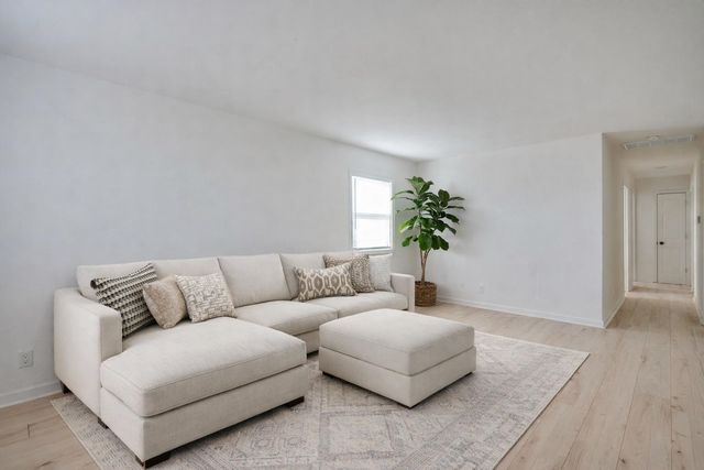 551 N Summitlawn St, Wichita, KS 67212