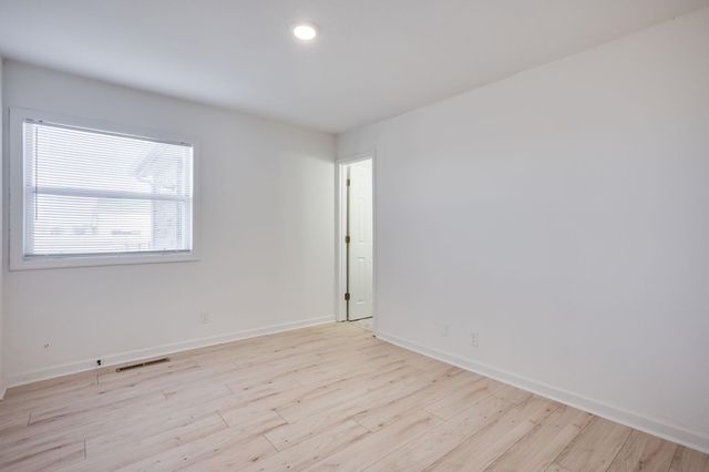 551 N Summitlawn St, Wichita, KS 67212