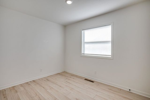 551 N Summitlawn St, Wichita, KS 67212