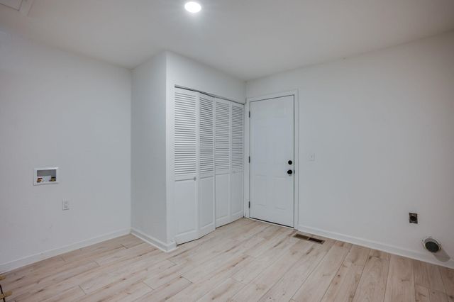 551 N Summitlawn St, Wichita, KS 67212