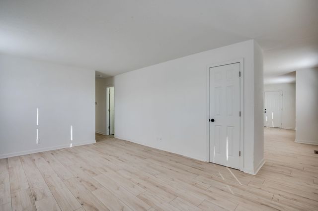 551 N Summitlawn St, Wichita, KS 67212