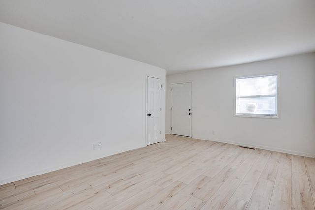 551 N Summitlawn St, Wichita, KS 67212