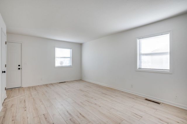 551 N Summitlawn St, Wichita, KS 67212