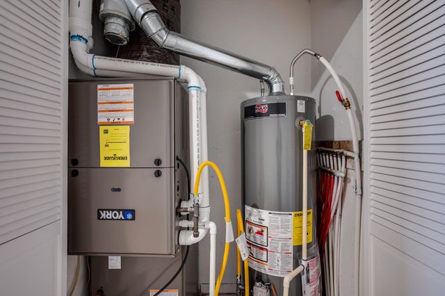 551 N Summitlawn St, Wichita, KS 67212