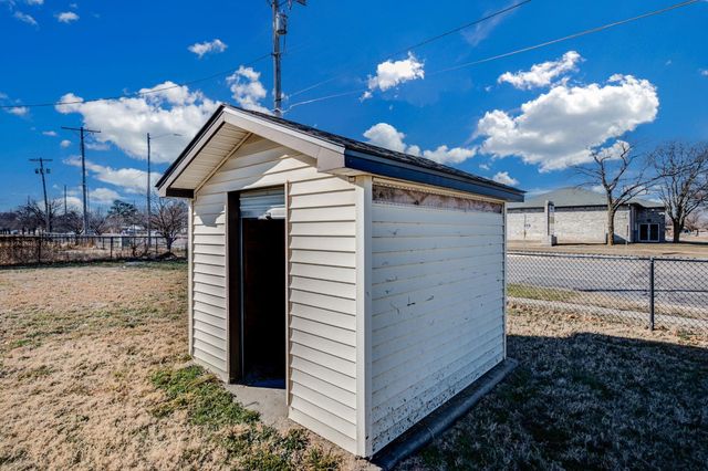 551 N Summitlawn St, Wichita, KS 67212