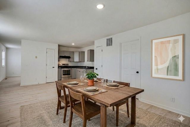 551 N Summitlawn St, Wichita, KS 67212