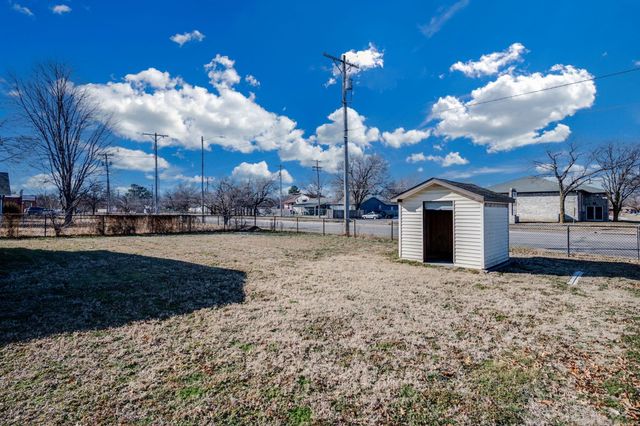 551 N Summitlawn St, Wichita, KS 67212