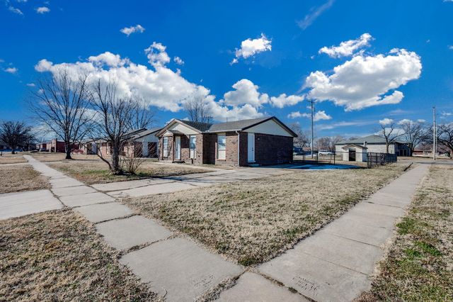 551 N Summitlawn St, Wichita, KS 67212